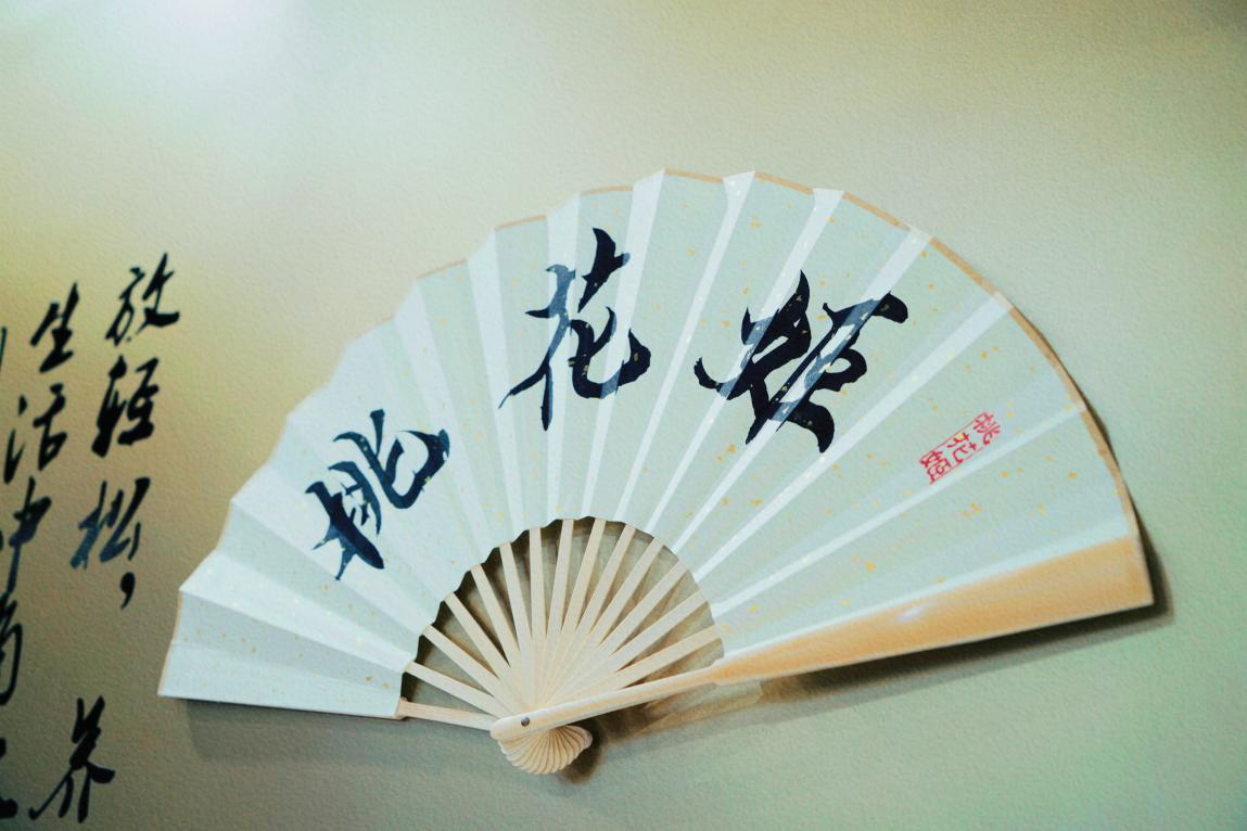 "网红"小零食亮相广州美博会!桃花姬&花简龄吸引年轻人"打卡"