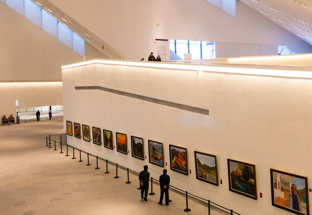 游客在大同美术馆观看“山水灵丘-艺术乡村”作品展.jpg